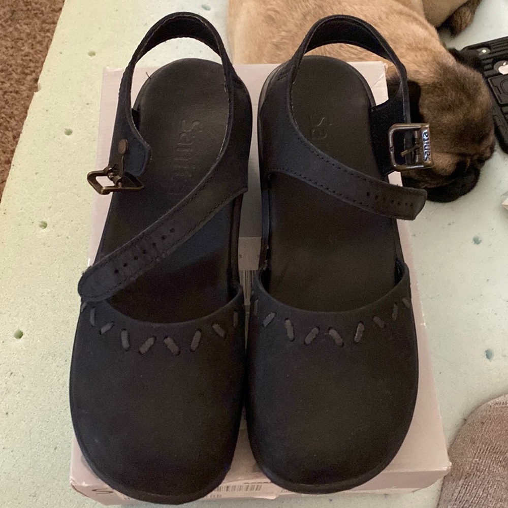 Dansko Sanita black leather sandal clogs. Size 42 women’s 11. New in box